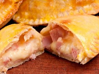 Empanada de jamon y queso