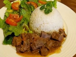 Arroz blanco con ternera Guisada, habichuela roja y ensalada verde