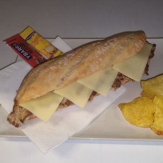 Bocadillo de lomo y queso