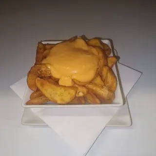 Patatas Delux con salsa brava