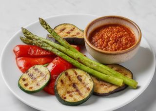 Parrilla De Verdura Con Salsa Romesco