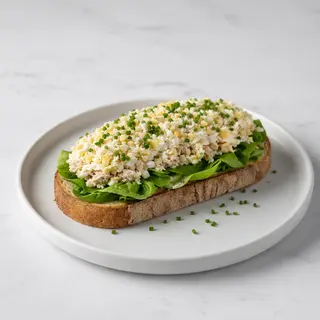 Tostada De Huevos & Atún