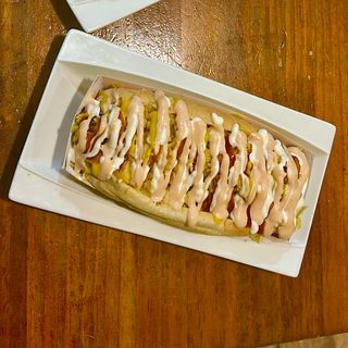 Perrito Caliente Colombiano Con Pollo Desmechado.