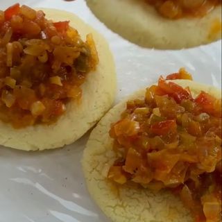 Arepitas Fritas Con Hogao Y Salsa Verde