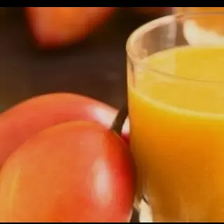 Jugo de tomate de árbol con agua