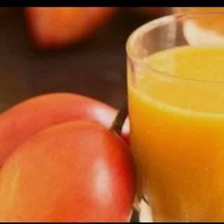 Jugo de tomate de árbol con agua