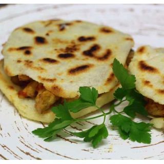 Arepa Rellena De Ternera Desmechada Y Chicharroncitos (1 Ud.)