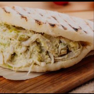 Arepa Rellena De Pollo Y Chicharroncitos (1 Ud.)