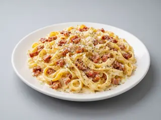 Tagleatelles carbonara nata y bacón y queso parmesano