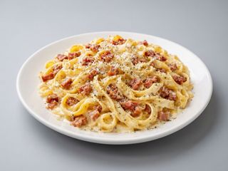 Tagleatelles carbonara nata y bacón y queso parmesano