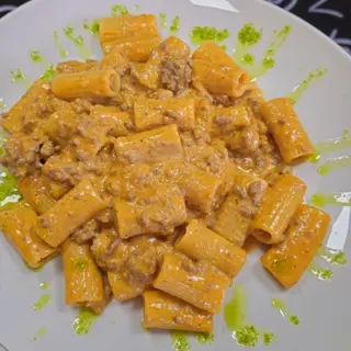 Macarrones sin gluten con salsa boloñesa y queso mascarpone cremoso