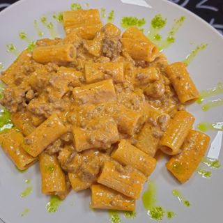 Macarrones sin gluten con salsa boloñesa y queso mascarpone cremoso