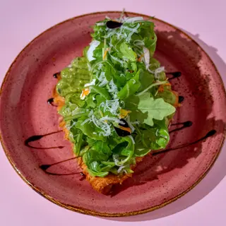 Croissant Smash guacamole y huevo poché