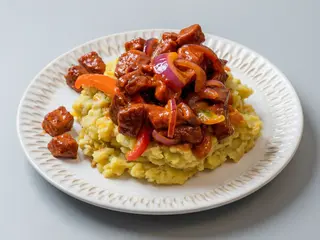 Mangu  con salami guisado
