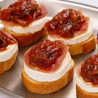 Rulo de cabra con mermelada y cebolla caramelizada