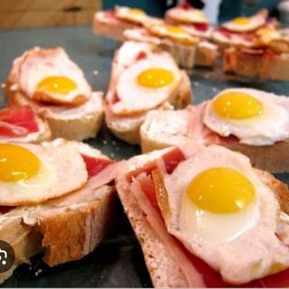 Jamón ibérico huevos de codorniz y salmorejo