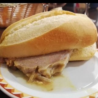 Montadito Carne mechada en salsa