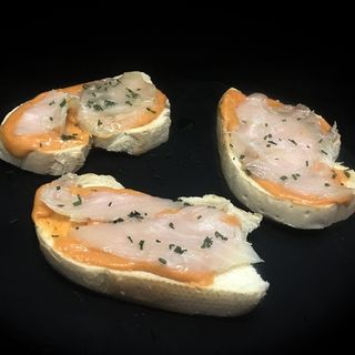 Tosta de bacalao ahumado y salmorejo