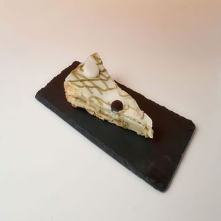 Pastel cordobés con pistacho (porción)