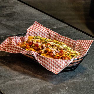 Nachos con queso y guacamole
