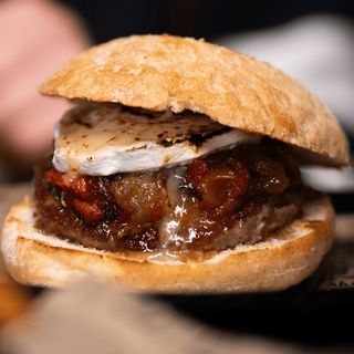 Hamburguesa Angus “Estàs Com Una Cabra” (160 g) / Burger Angus con queso de Cabra” (160 g)