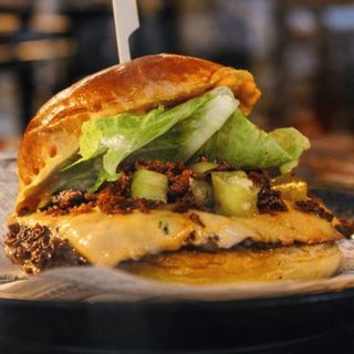 Hamburguesa Menja’M la Carxofa (Smash) / Burger Smash doble de ternera y Alcachofa