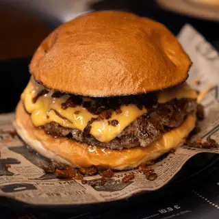 Hamburguesa Dos D’Oros / Doble Smash de ternera Bacon Cheeseburger