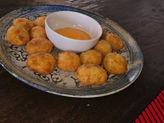 Buñuelos de patatas con bacon y queso