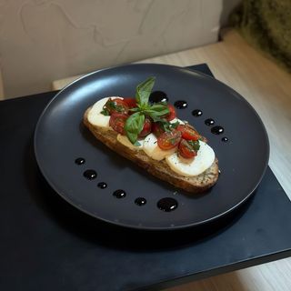Tostada Caprese