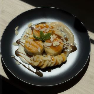 Tortitas Ucranianas de requesón plátano y caramelo