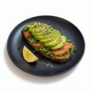 Tostada de aguacate y salmón