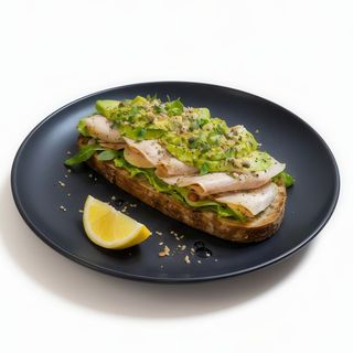 Tostada de aguacate y pavo