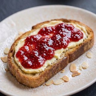 Tosta mermelada y mantequilla