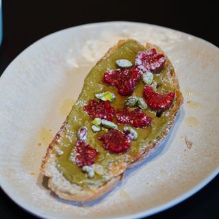 Tosta con crema de pistacho y frambuesas