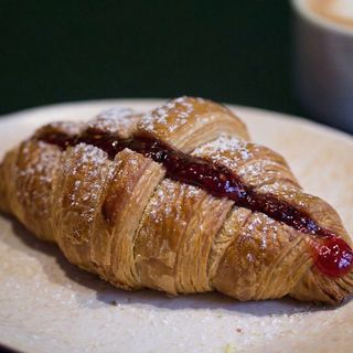 Croissant con mermelada