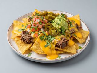 Nachos caseros con pulled beef, guacamole y pico de gallo