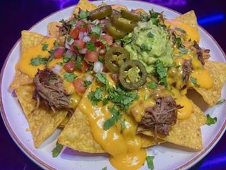 Nachos caseros con pulled beef, guacamole y pico de gallo