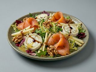 Ensalada de salmon ahumado y rulo de cabra
