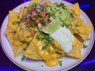 Nachos caseros de pico de galillo y guacamole