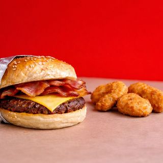 Bacon Cheeseburger y nuggets de pollo
