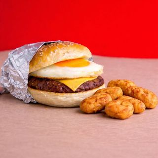 Hangover Burger y nuggets de pollo