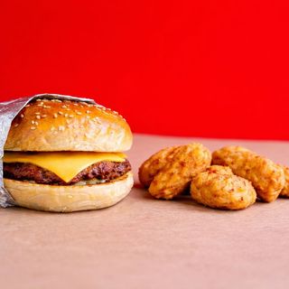 Cheeseburger y nuggets de pollo