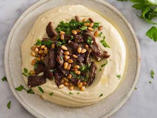 Hummus Con Carne Y Piñones
