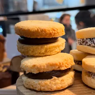 Alfajor de coco y dulce de leche