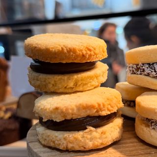 Alfajor de coco y dulce de leche
