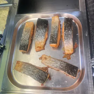 Porción de salmón a la plancha con ensalada