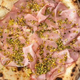 Pizza mortadella e pistacchio