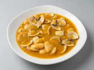 Pochas con almejas