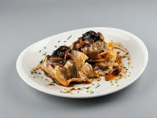 Manitas de cerdo con relleno de setas