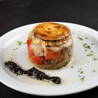 Timbal de escalibada y queso de cabra